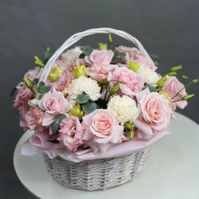 Композиция в корзине "Даяна" из французских роз, диантусов и эустом в Одинцово