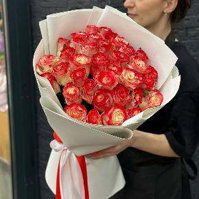 Букет " Клубничный коктейль" из 35 бело-красных роз в Одинцово