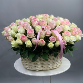 Композиция в корзине из 101 кенийской розы пастельный микс (40 см) в Одинцово