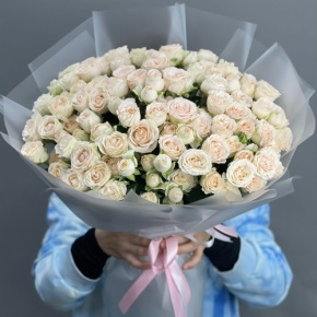 Букет из 35 кремовых кустовых роз (50 см) в Одинцово