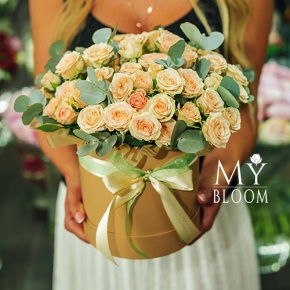 Композиция в шляпной коробке из кремовых кустовых роз в Одинцово