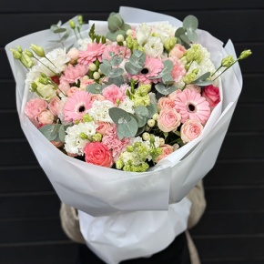 Букет "Ромео" из роз, эвкалипта, гербер, ароматных фрезий, озатамнуса, эустом и диантусов в Одинцово