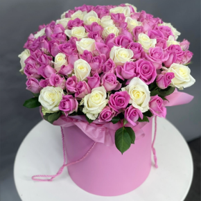 Композиция в шляпной коробке из 151 розы кения микс в Одинцово