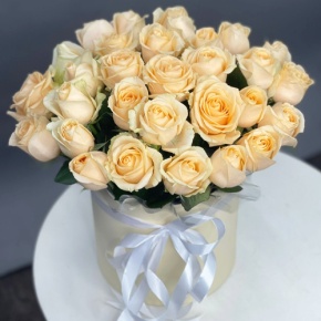 Композиция в шляпной коробке из 35 кремовых кенийских роз в Одинцово