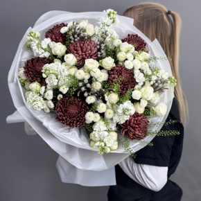 Букет "Шоколадный френч" из кустовых роз, хризантем Бигоуди, брунии, ароматных маттиол и сантини в Одинцово