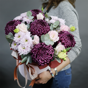 Композиция в шляпной коробке "Наденька" из хризантем Бигоуди, эустом и эвкалипта в Одинцово