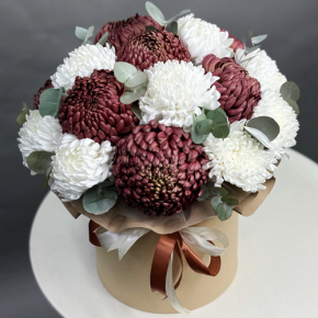 Композиция в шляпной коробке из 19 хризантем в Одинцово