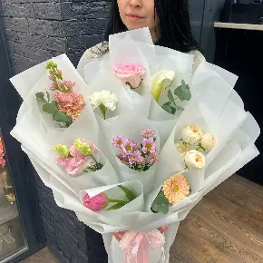 Трендовый букет " Цветочная азбука" в белой пленке в Одинцово