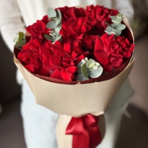 Букет "Красная пантера" из 7 роз Эквадор и эвкалипта в Одинцово