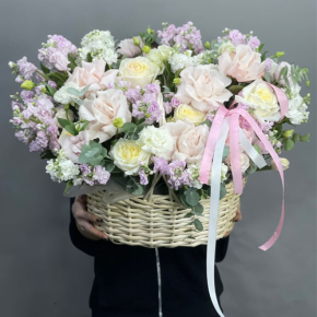 Композиция в корзине из роз Эквадор и ароматных маттиол в Одинцово
