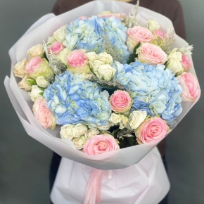 Букет "Легкий ветерок" из роз, конифера и гортензий в Одинцово