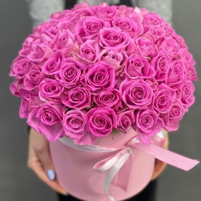 Композиция в шляпной коробке из 71 кенийской розы в Одинцово