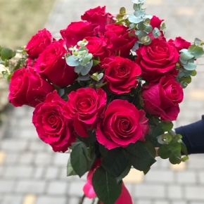 Букет из малиновых роз Эквадор Пинк Флоид и эвкалипта в Одинцово