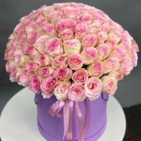 Композиция в шляпной коробке из 151 розы кения в Одинцово