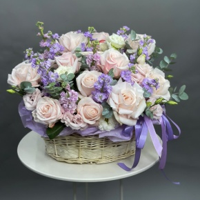 Композиция в корзине из французских роз и ароматных маттиол в Одинцово