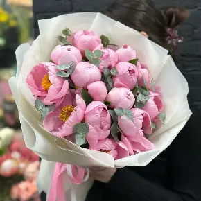 Букет из 15 лососевых пионов с эвкалиптом в Одинцово