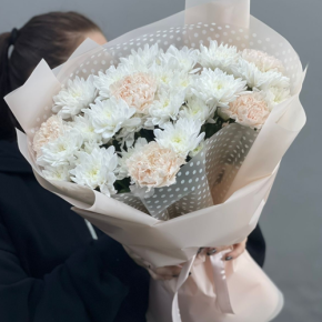 Букет из хризантем и диантусов пудра в Одинцово
