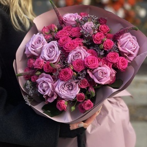 Букет "Малиновый вечер" из кустовых малиновых роз, вероники, лимониума и роз Меритим в Одинцово