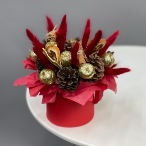 Композиция в шляпной коробке "Глинтвейн золото" из шишек, корицы и лагуруса в Одинцово