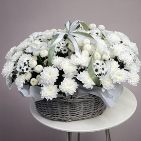 Композиция в корзине "Снежная лавина" из хризантем в Одинцово