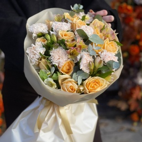 Букет "Пломбирный" из роз Аваланж, диантусов, альстромерий и эвкалипта в Одинцово