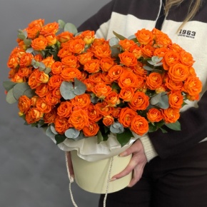 Композиция в шляпной коробке "Закат" из кустовых роз и эвкалипта в Одинцово