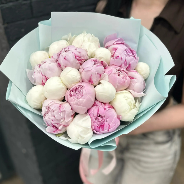 Микс из 19 бело-розовых пионов в Одинцово