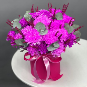 Композиция в шляпной коробке "Магия розового" из хризантем и лаванды в Одинцово