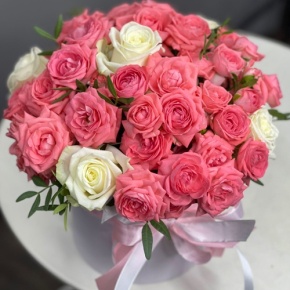Композиция в шляпной коробке из белых и кустовых коралловых роз в Одинцово