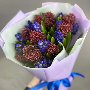 Букет "Твой яркий день" из гиацинтов и скиммии в Одинцово