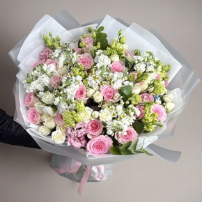 Букет "Ульяна" из роз, ароматных маттиол, ромашек, эустом и оксипеталума в Одинцово