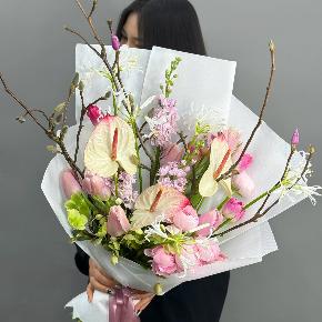 Авторский букет с антуриумами, ранункулюсами и цветущими ветками магнолии в Одинцово