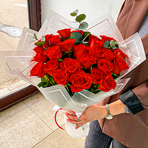Букет из 25 красных роз с эвкалиптом в Одинцово