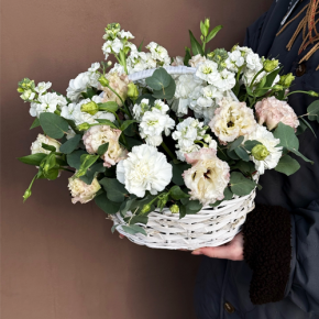 Композиция в корзине "Фея" из маттиол, диантусов, эустом и эвкалипта в Одинцово