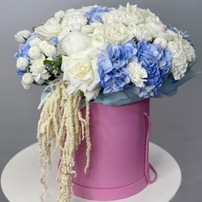 Композиция в шляпной коробке "Красотка" из пионов, гортензий, ранункулюсов, роз Эквадор, оксипеталума, диантусов и хризантем Ньютон  в Одинцово