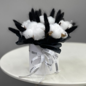 Композиция в шляпной коробке мини "Чикатуха" из хлопка и лагуруса в Одинцово