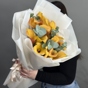 Букет из 17 оранжевых калл с эвкалиптом в Одинцово