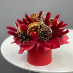 Композиция в шляпной коробке "Глинтвейн" из шишек, корицы и лагуруса в Одинцово