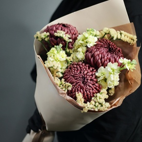 Букет "Корица" из хризантем Бигоуди, статицы и маттиол в Одинцово