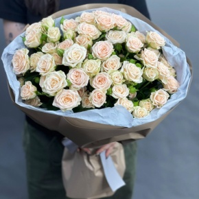 Нежный букет из 17 кремовых кустовых роз (60 см) в Одинцово