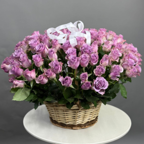 Композиция в корзине из 131 кенийской розы (40 см) в Одинцово