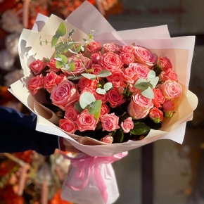 Букет "Деко" из кустовых коралловых роз и роз Софи Лорен в Одинцово