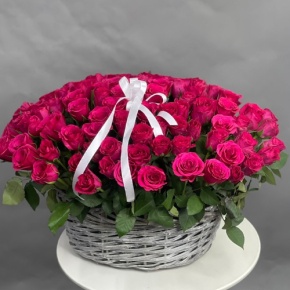Композиция в корзине из 101 малиновой розы (40 см) в Одинцово