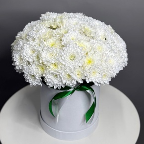 Композиция в шляпной коробке "Виолетта" из кустовых хризантем в Одинцово