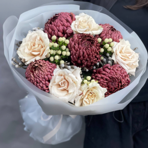 Букет "Всё что тебе касается" из хризантем Бигоуди, роз Эквадор Квиксенд и гиперикума в Одинцово