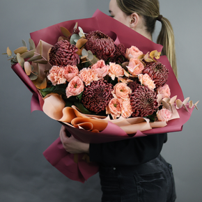 Букет "Осенний блюз" из хризантем Бигоуди, диантусов, скиммии и роз Риджентс парк в Одинцово