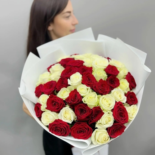 Букет из 51 красно-белой розы 70 см в Одинцово