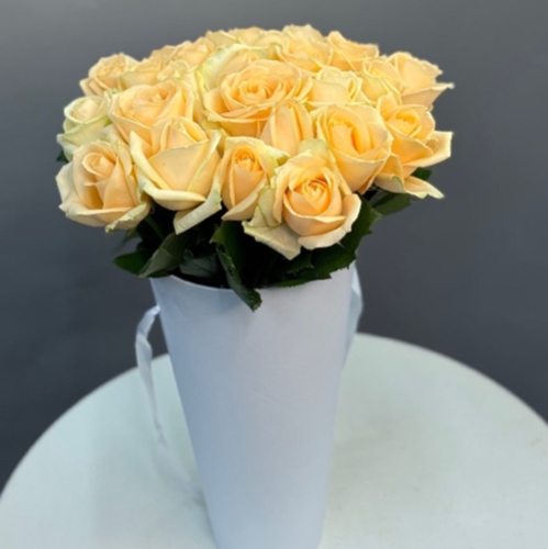 25 кремовых роз в конусе в Одинцово