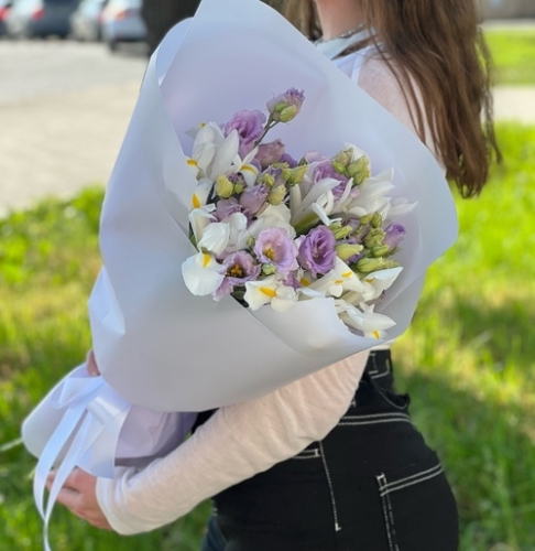 Букет "Вива ла дива" из эустом и ирисов в Одинцово