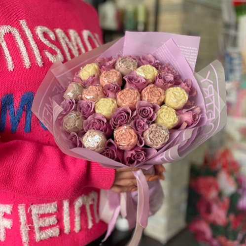 Букет из роз и шоколадных пионов в Одинцово